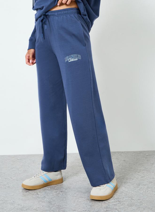 ستايلي طقم منسق من بنطال بأرجل واسعة وهودي بطبعة كتابة - Image 4